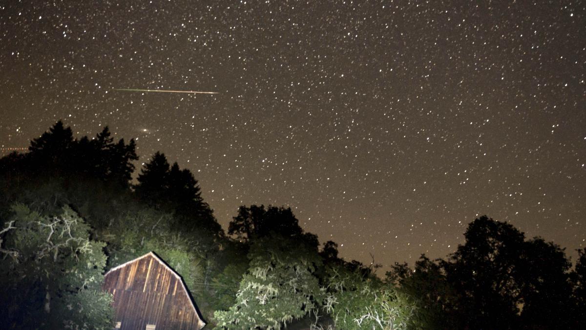 Ein Meteor des Perseiden-Meteoritenschauers zieht am Himmel über einer Scheune an einer Landstraße im ländlichen Westen Oregons vorbei. Für zahlreiche Beobachtungen von unidentifizierten Flugobjekten hat das US-Militär keine Erklärung.