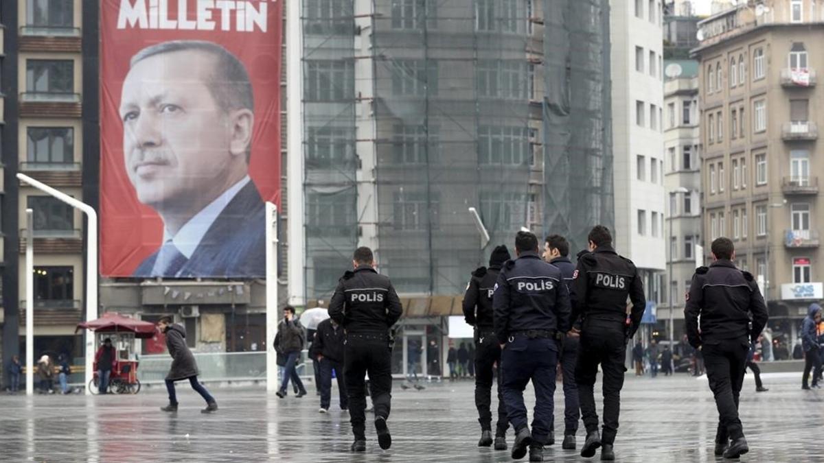 Pancarta con la imagen del presidente turco,  Recep Tayyip Erdogan,  en la plaza Taksim de Estambul