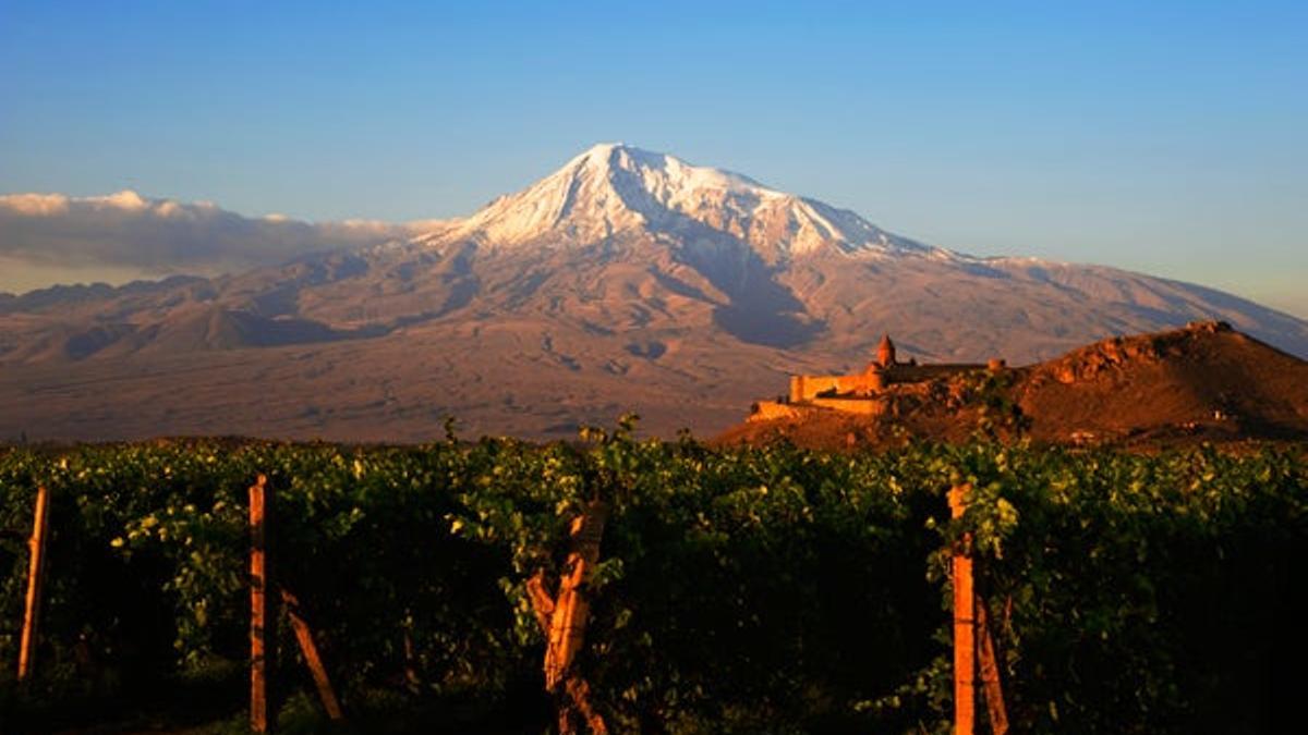 El monasterio de Khor Virap, con el simbólico monte Ararat al fondo, es la cuna del cristianismo armenio.