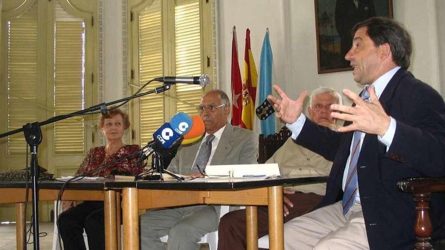 Juan Andrés Blanco (derecha), durante una conferencia impartida en la Colonia Zamorana de Cuba.