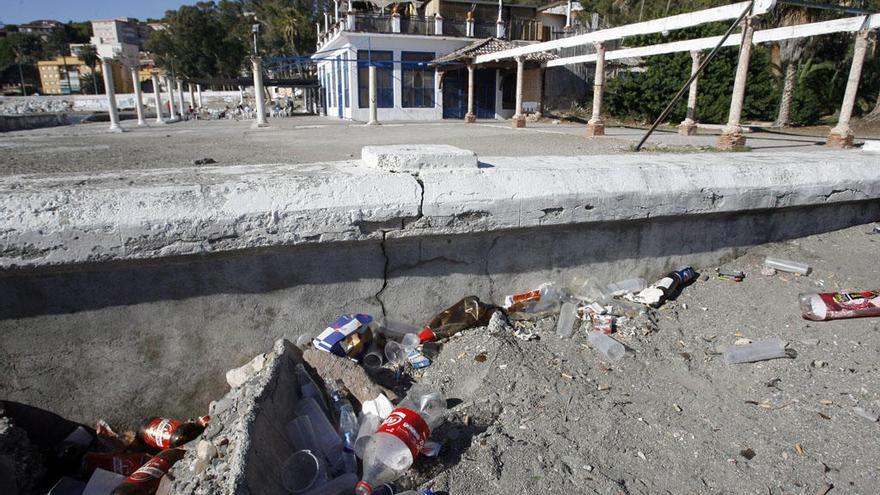 Suciedad acumulada en las inmediaciones del Balneario de los Baños del Carmen.