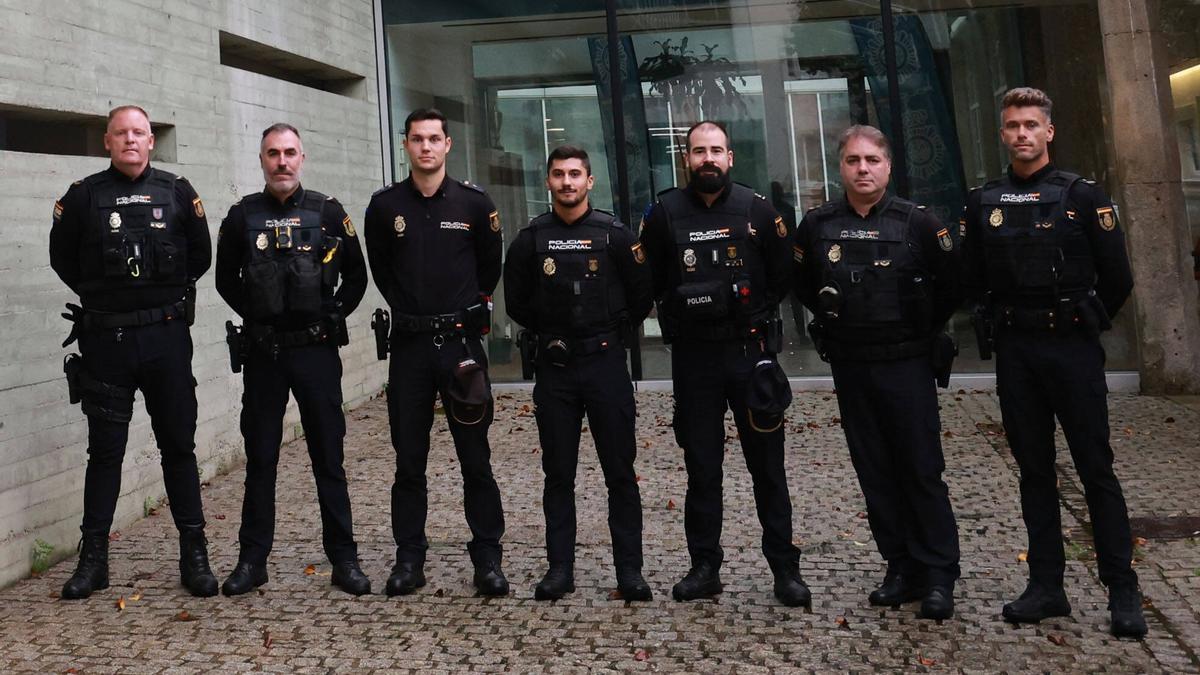 Miguel, Rafael, Manuel, Alejandro, Adrián, César y Toni, esta semana en la comisaría de la Policía Nacional de Vigo-Redondela.