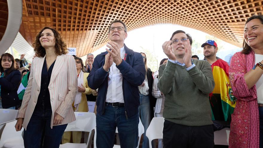 Feijóo, Ayuso y Almeida cortejan al voto hispano al ritmo de 'El Tiburón' en Madrid