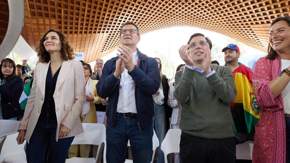 (I-D) La presidenta de la Comunidad de Madrid, Isabel Díaz Ayuso; el presidente del Partido Popular, Alberto Núñez Feijóo; y el alcalde de Madrid, José Luis Martínez-Almeida; en la Fiesta de la Hispanidad del PPa 25 de marzo de 2023, en Madrid (España).