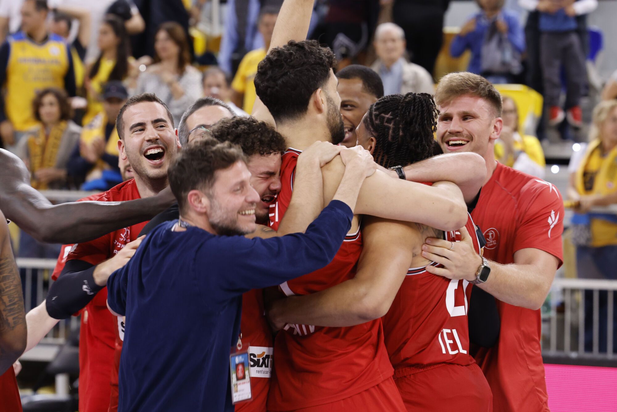 11/04/2025.- Los jugadores del Hapoel Tel Aviv celebran su victoria en la final de la Eurocopa a la finalización del Dreamland Gran Canaria que han disputado este viernes en Las Palmas. 