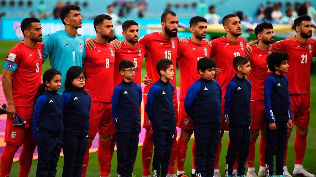 Jugadores de la selección iraní durante el himno