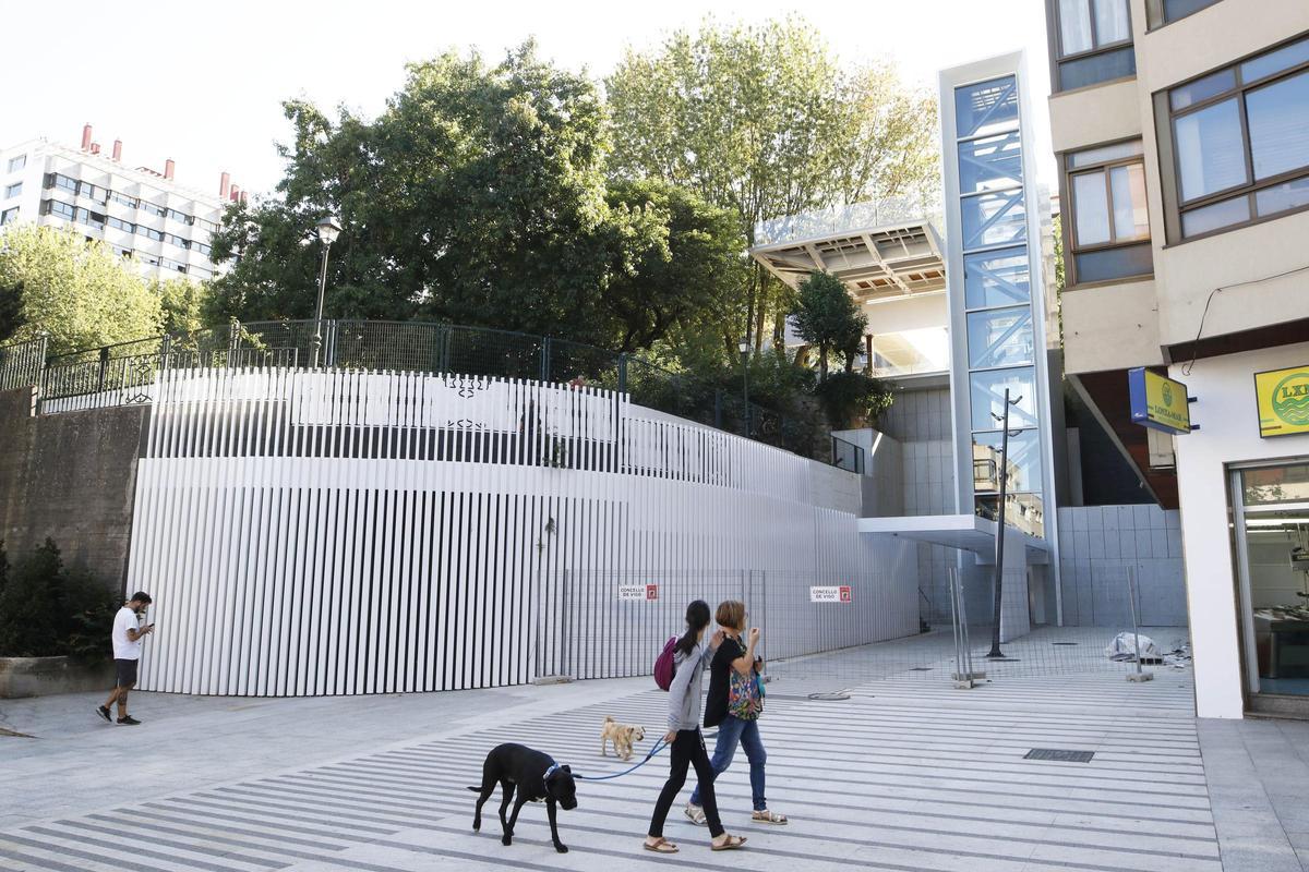 Ascensor que comunica Torrecedeira con Pi y Margall a través del Parque de Camilo José Cela.