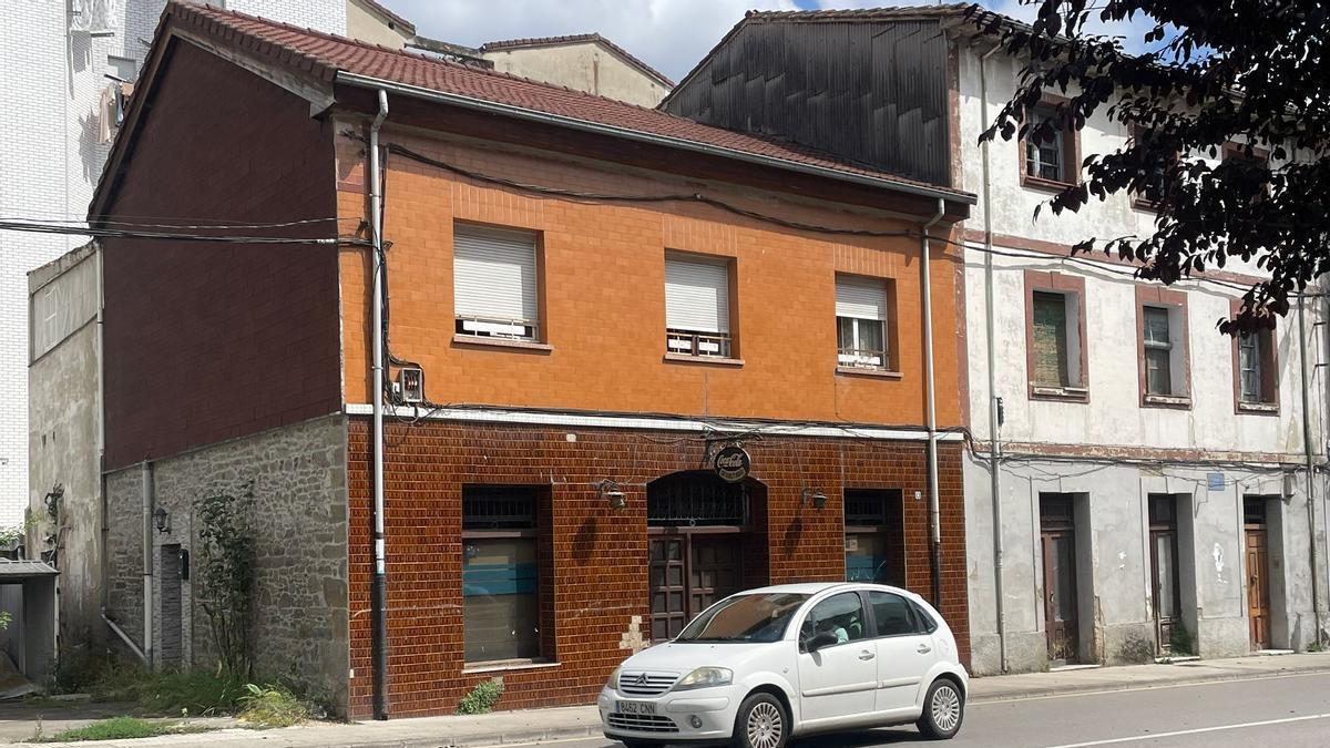 Edificio "okupado" en Blimea, en San Martín del Rey Aurelio
