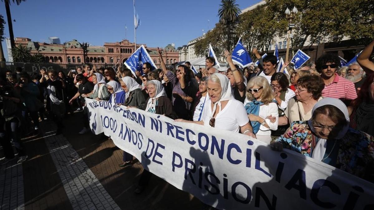 Madres de la Plaza de Mayo participan en la marcha semanal de la asociación, en Buenos Aires, el 4 de mayo.