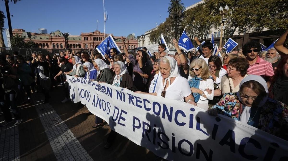 mbenach38298903 mothers of plaza de mayo take part in the human rights group170505212600