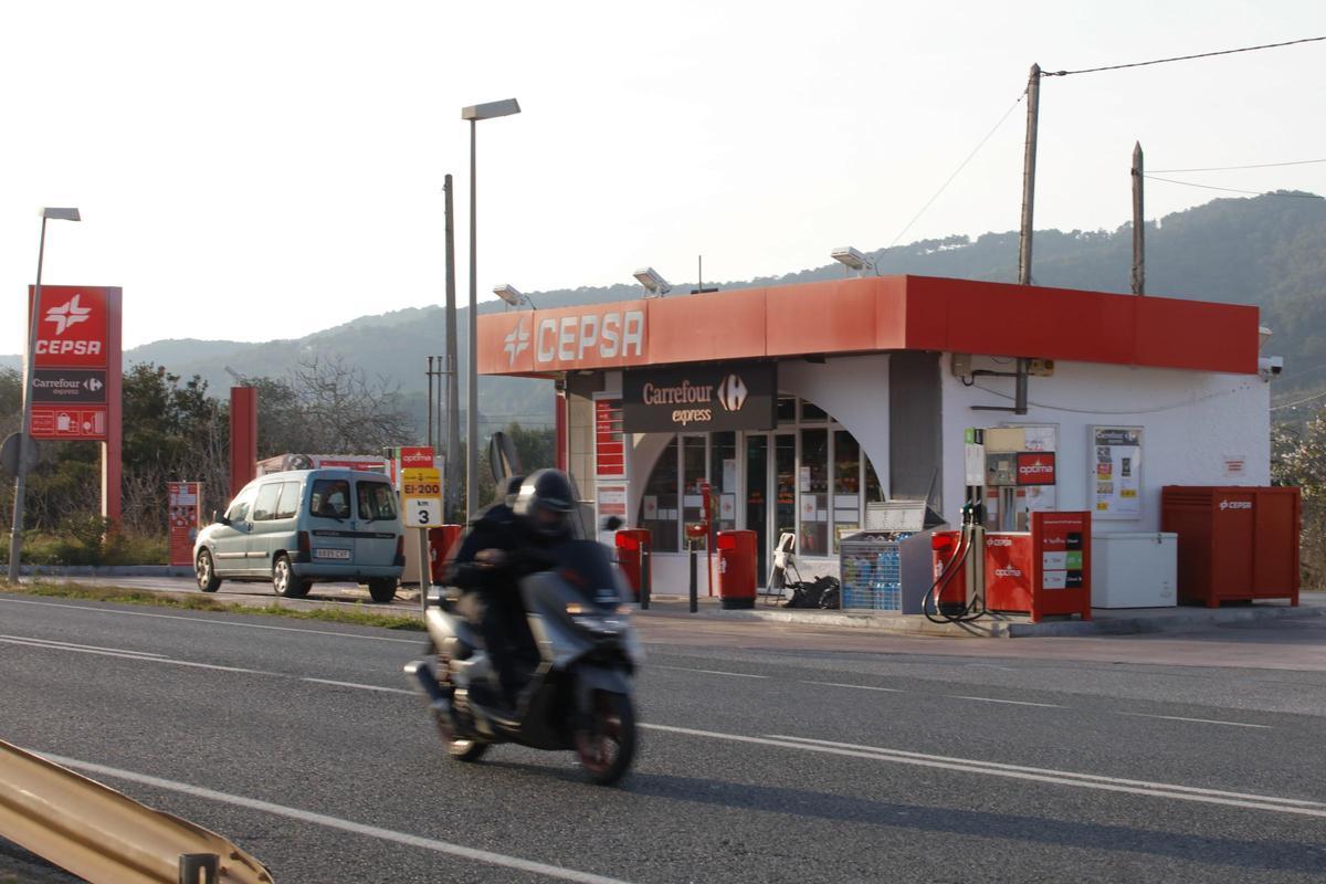 Gasolinera atracada en Santa Eulària. J. A. Riera