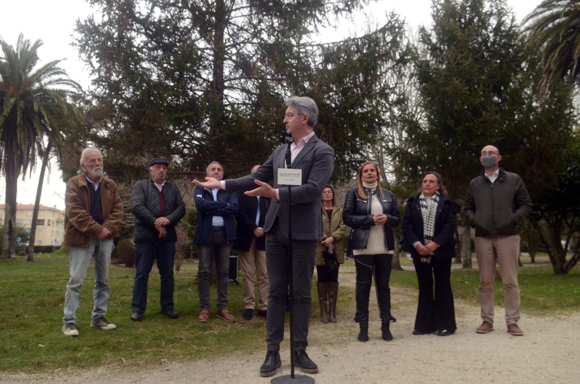 Así fue la inauguración de la escultura que recuerda al burro que descubrió las aguas termales de A Toxa.