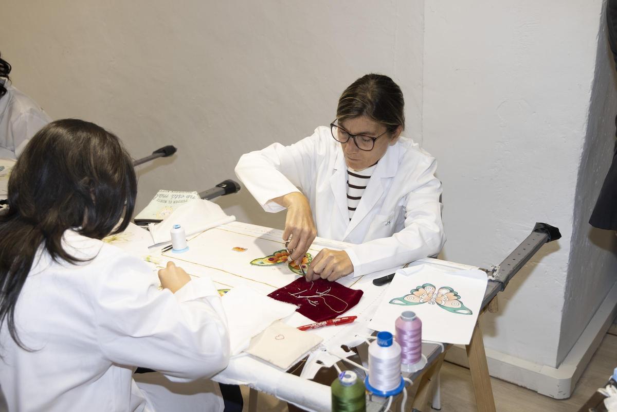 El SEF subvenciona un curso de bordado en Caravaca