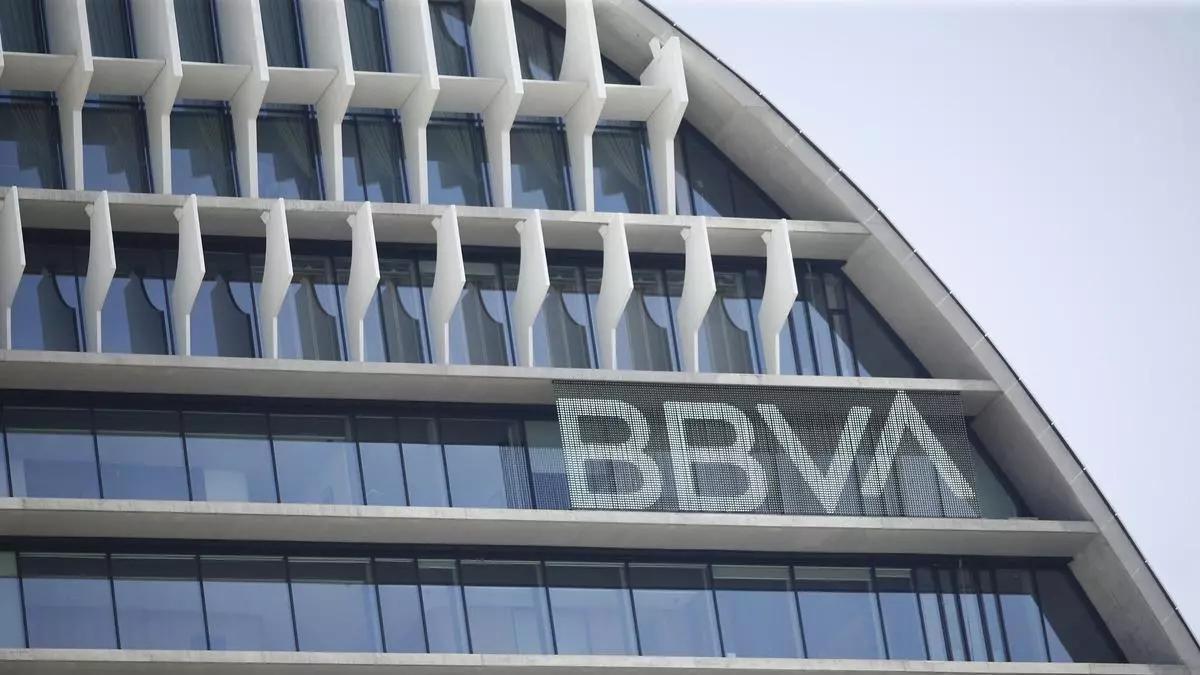 Arxiu: Logo de BBVA en 'La Vela', seu del banc a Madrid.