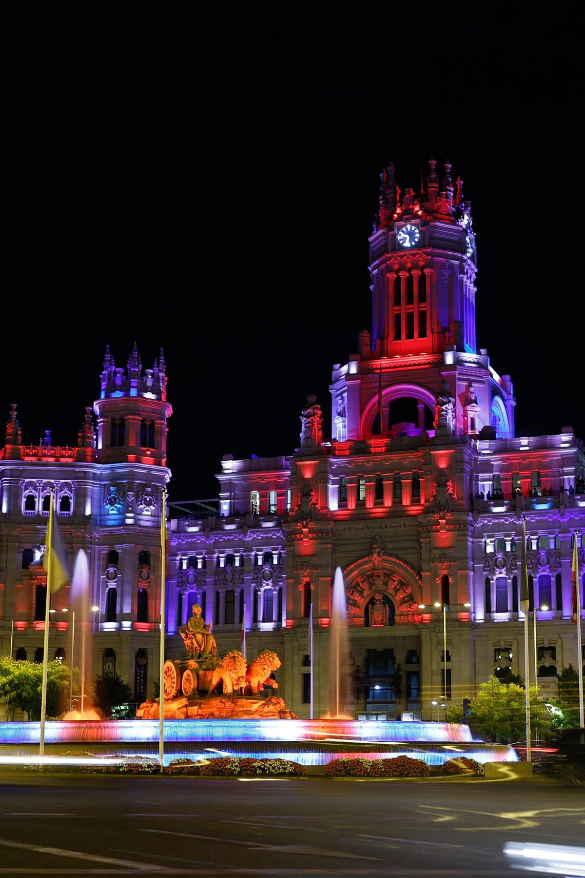 Madrid ilumina la Cibeles con los colores de la bandera del Reino Unido