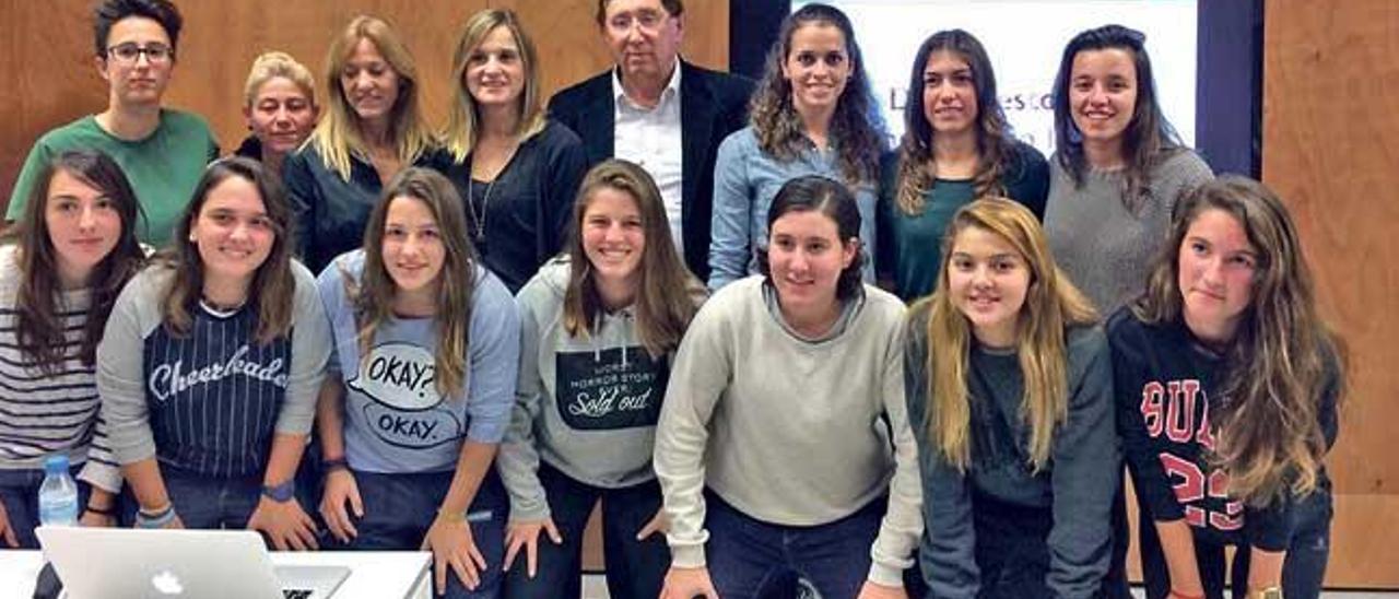 Las colegiadas de fútbol de Mallorca posan con Marisa Villa.