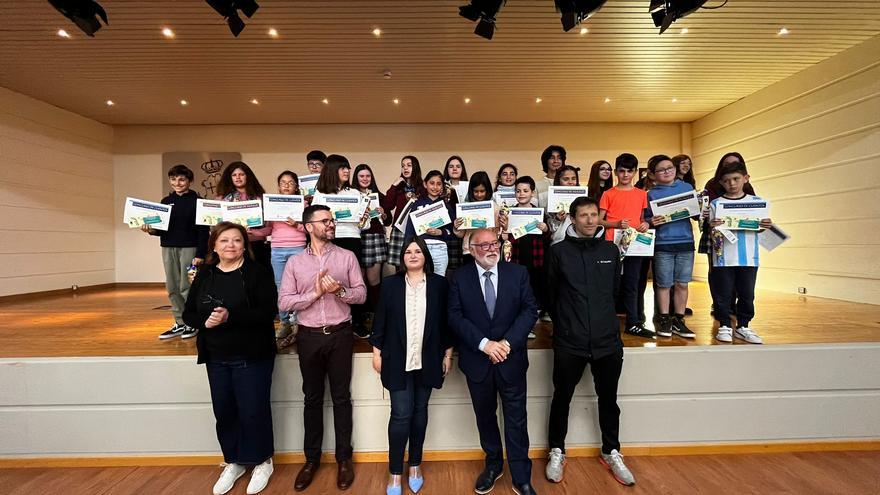 Ribadesella entregó los premios de los concursos escolares de cuentos y murales por el Día del Libro
