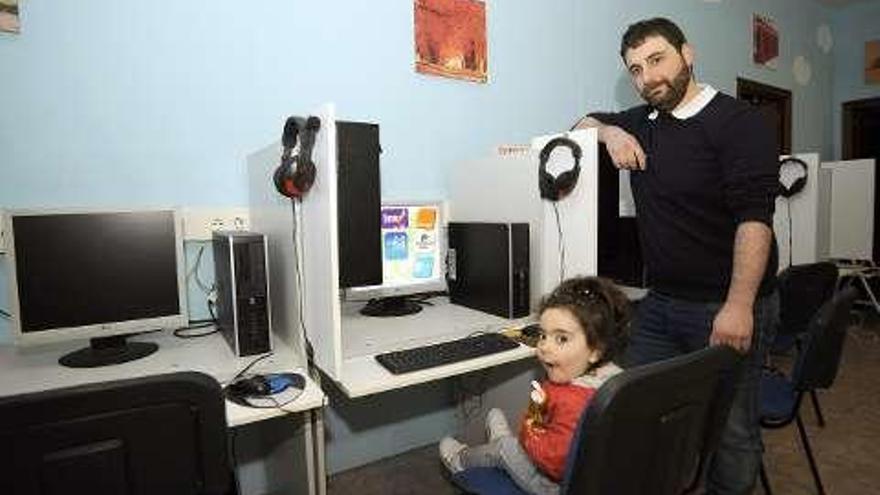 Marcos Fernández con su hija en el ciber. // Bernabé/J. Lalín