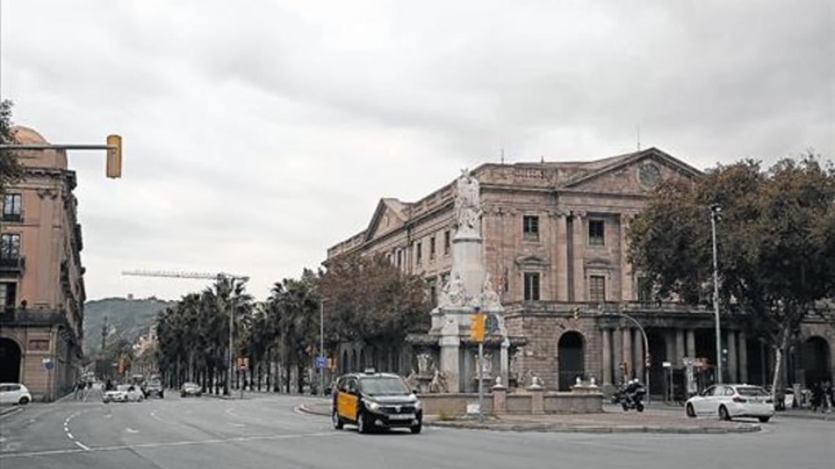 El grabado de Antoni Roca que reproduce el daguerrotipo que se captó el 10 de noviembre de 1839 en Pla de Palau. A la derecha, una imagen actual con el mismo plano, con la Casa Xifré, a la izquierda, y la Llotja, a la derecha.