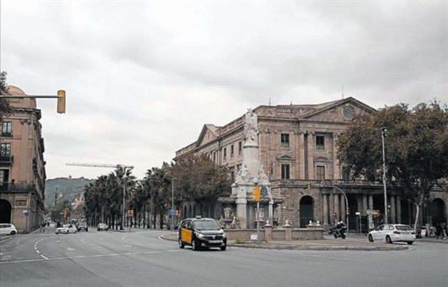 El grabado de Antoni Roca que reproduce el daguerrotipo que se captó el 10 de noviembre de 1839 en Pla de Palau. A la derecha, una imagen actual con el mismo plano, con la Casa Xifré, a la izquierda, y la Llotja, a la derecha.