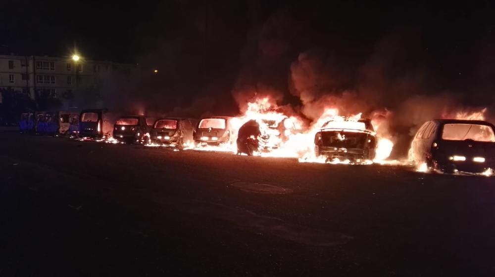 Un fuego calcina 26 coches en Jinámar