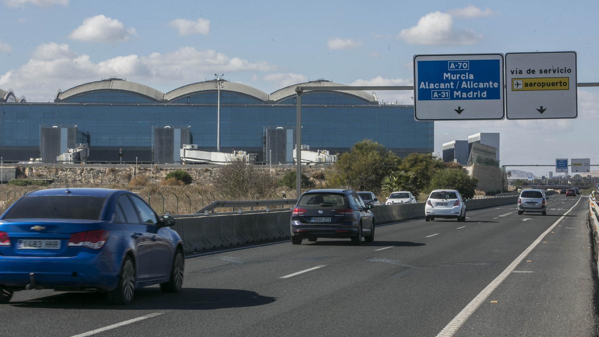 Coches en dirección a la terminal del aerpopuerto.