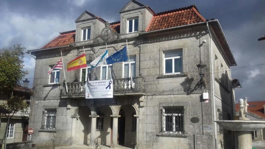 La pancarta instalada en el balcón del Concello de Fornelos de Montes. / FdV