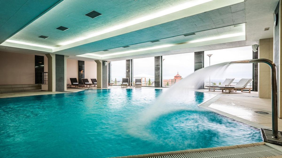 Piscinas naturales calientes, hidromasaje, baño turco, sauna y mucho más: el planazo a solo 5 minutos de Galicia que acaba de abrir en Portugal