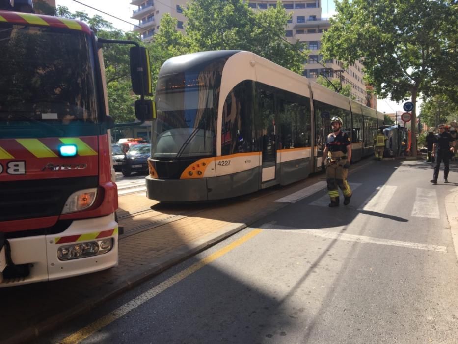 Un conductor herido al chocar con el tranvía en Valencia