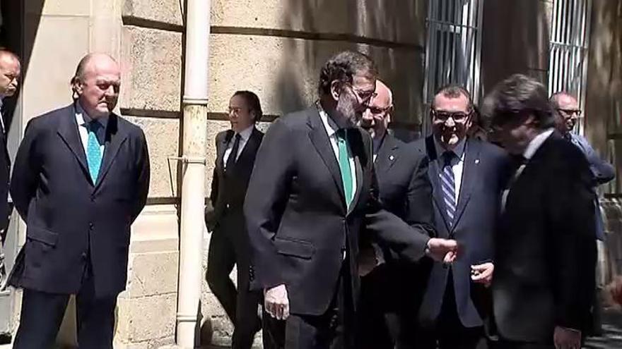 Tenso encuentro entre Rajoy y Puigdemont en el salón del automóvil de Barcelona