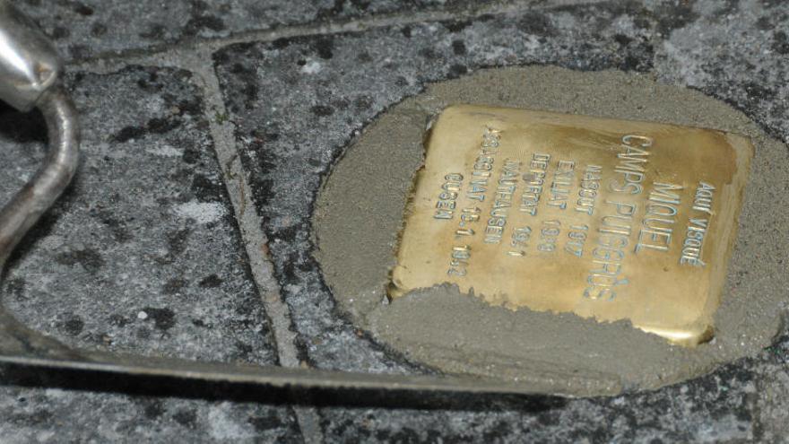 Així són les plaques Stolpersteine, amb les dades dels deportats