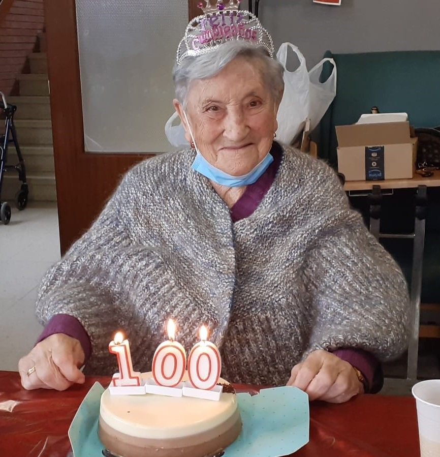 Covadonga Coto, con su tarta de cumpleaños