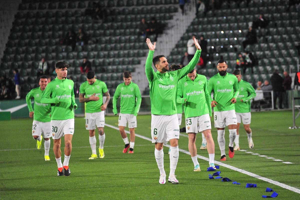 Pedro Bigas saluda a los aficionados del Elche, durante el calentamiento de un partido