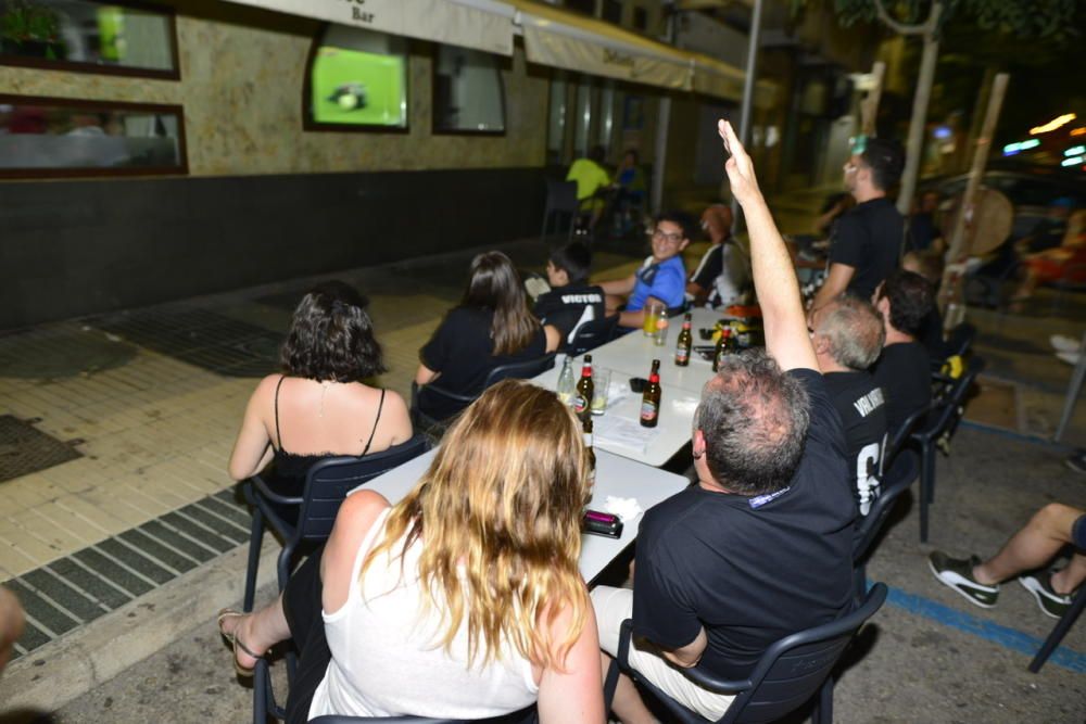 Ambiente: Los aficionados del FC Cartagena se reúnen para ver el partido