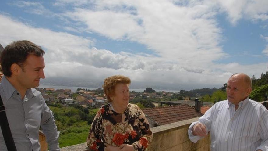 Santiago Paredes, que se crió en Cíes y sus abuelos, María Nogueira -del restaurante- y José Viñas -patrón del barco de pasaje-, ayer en Moaña.