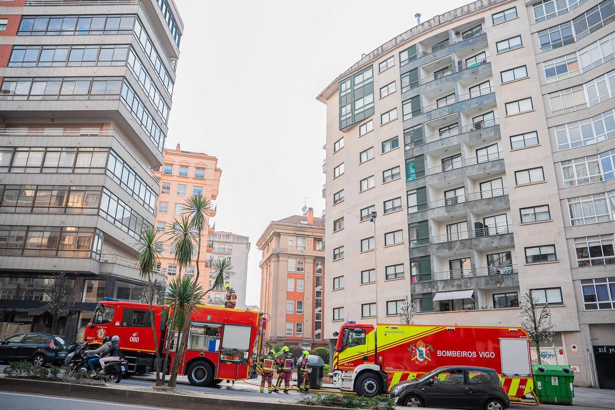Camiones de Bomberos de Vigo aparcados en la Travesía de Vigo
