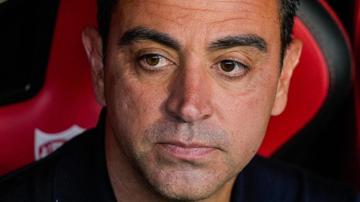 Xavi, en el banquillo del Sánchez Pizjuán ante el Sevilla y en su último partido como entrenador del Barça.