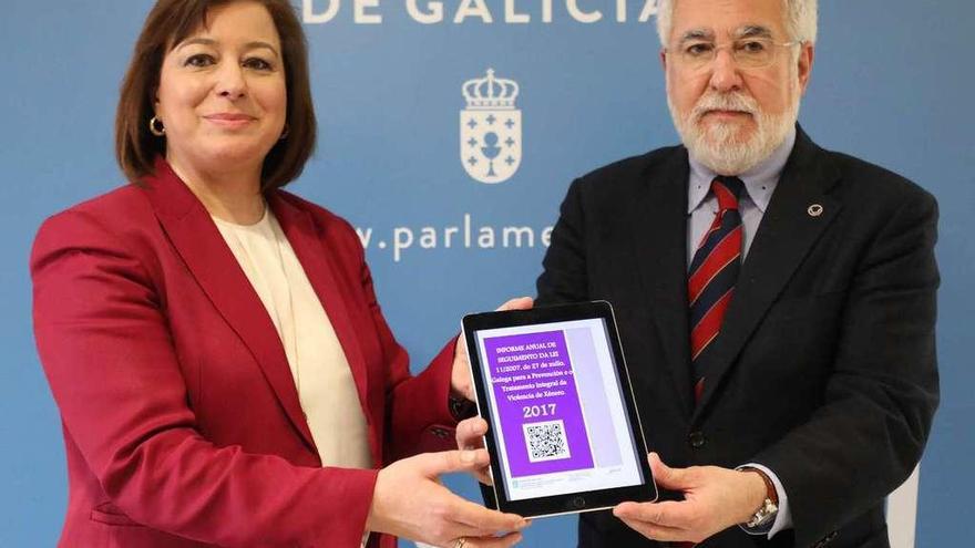 López Abella entrega el informe a Santalices. // Xoán Álvarez