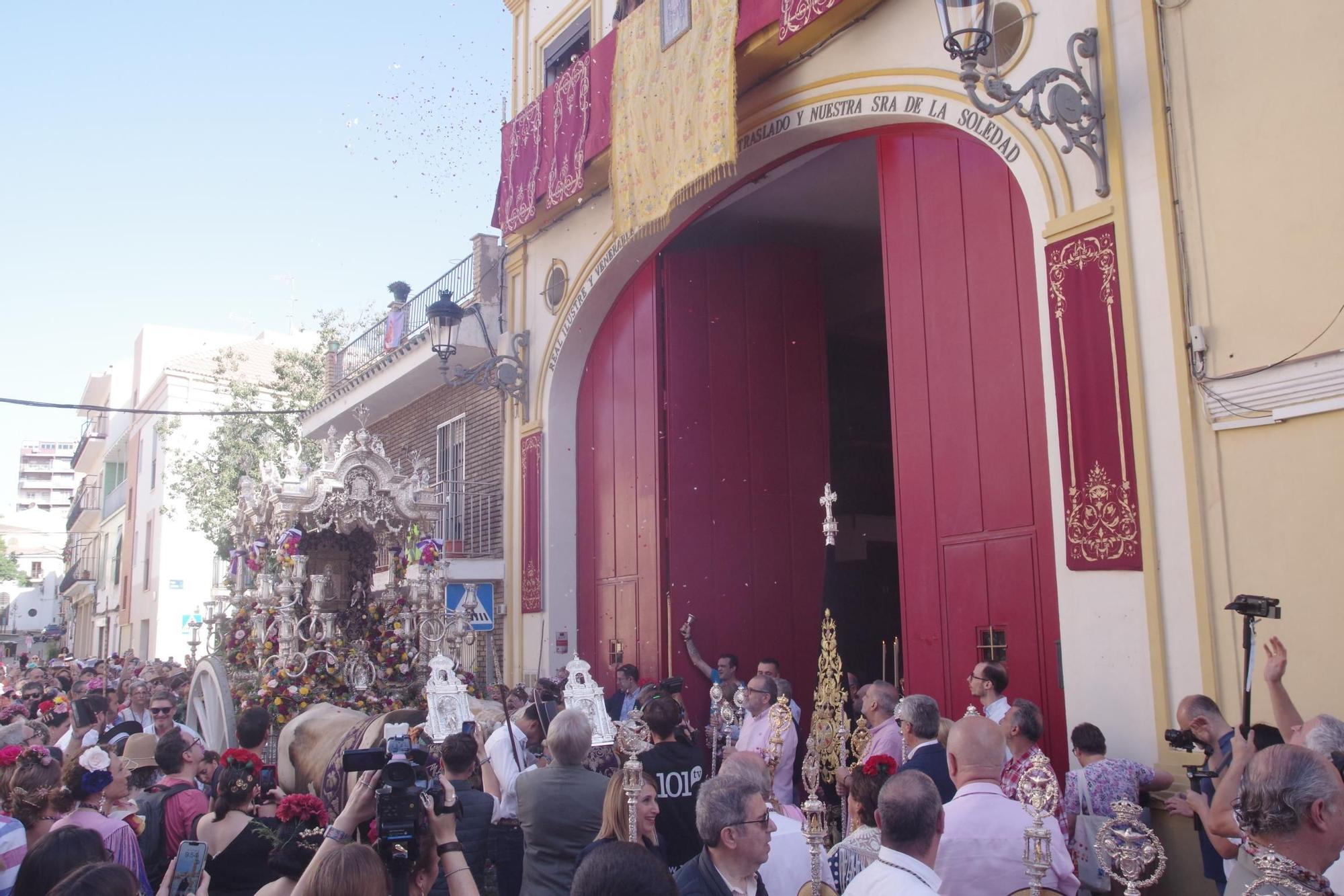 Los romeros de la Hermandad de Málaga han iniciado en la mañana de esta sábado su peregrinaje hasta Almonte para presentarse ante la Virgen del Rocío. La procesión de salida ha partido de su sede canónica y ha recuperado su itinerario tradicional por la calle Carretería, de camino al Santuario de la Victoria