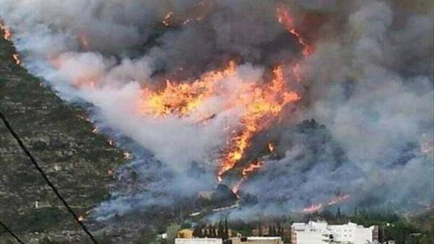 Restos de petardos en el foco del incendio que ha afectado a tres pueblos de Valencia