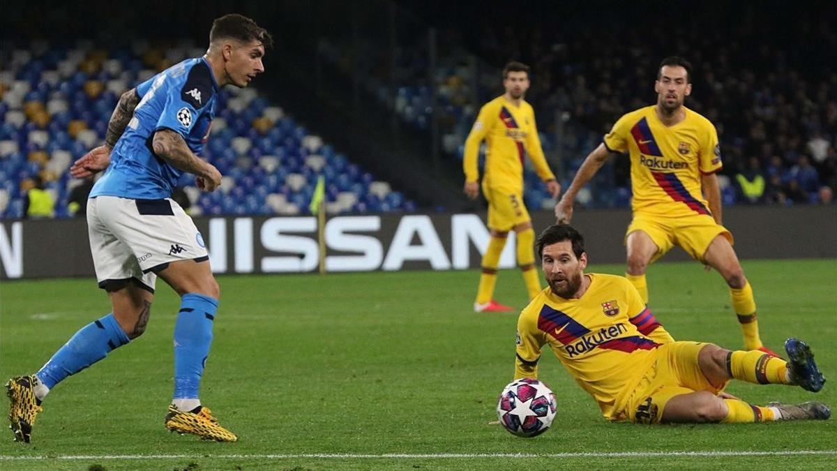 Giovanni Di Lorenzo intenta despejar un balón ante el acoso de LIonel Messi en el Nápoles-Barça de la ida de los octavos de la Champions.