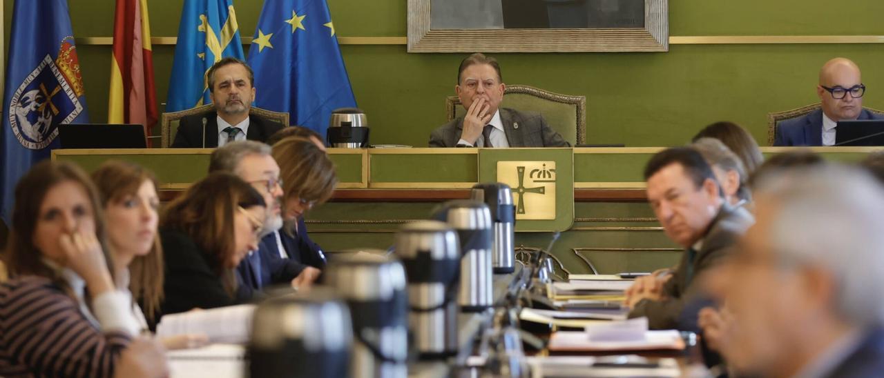 El PP aprueba en solitario, con la abstención de Vox y críticas de PSOE ...