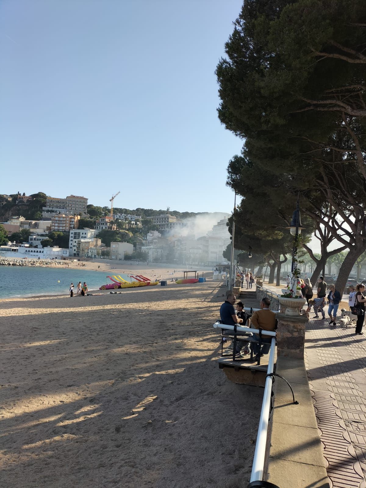 Incendi en un hotel abandonat a Sant Feliu de Guíxols