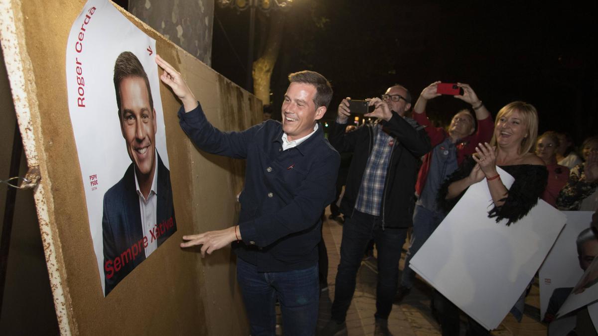 Así fue la noche de pegada de carteles electorales en Xàtiva
