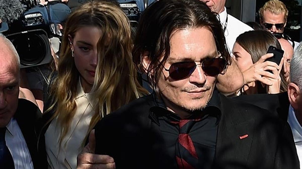 Amber Heard y Johnny Depp , en Australia para el juicio de la entrada ilegal de sus perros