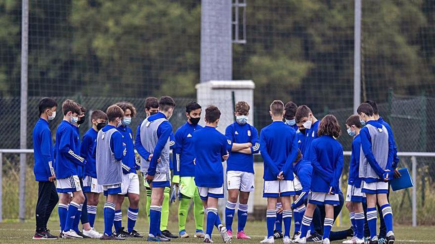 El infantil A del Oviedo, durante la pasada jornada ante el Estadio. | R. O.