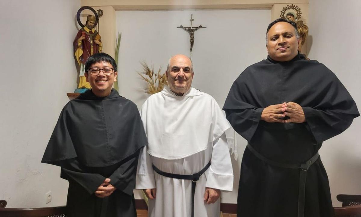 Arriba, Aldrin Alvarado, Ángel Andrés y Jojo Neyssery; debajo, la iglesia de la Peña de Francia. | E. D.