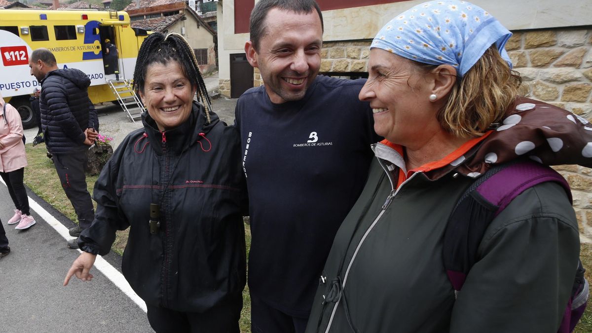 Evangelina Heredia (izquierda) y Rosa María Hevia (derecha), con Juan Mayo, uno de los bomberos que participaron en su rescate.