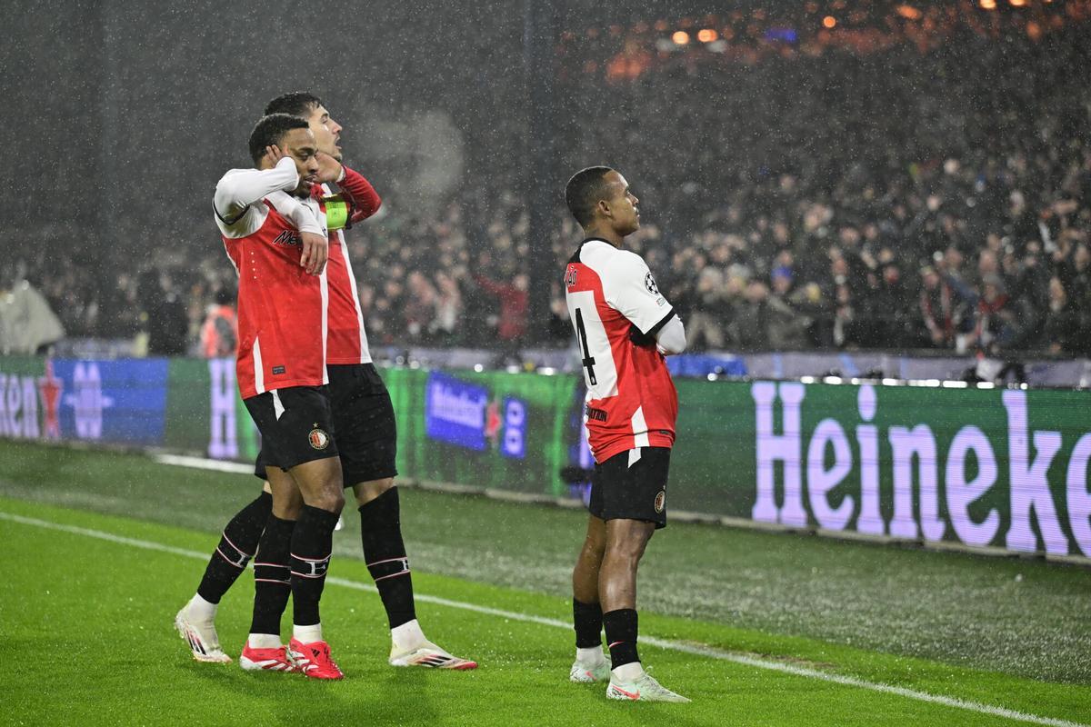 Rotterdam (Netherlands), 12/02/2025.- Igor Paixao of Feyenoord (R) celebrates with his teammates after scoring the 1-0 goal during the UEFA Champions League playoff first leg soccer match between Feyenoord and AC Milan, in Rotterdam, the Netherlands, 12 February 2025. (Liga de Campeones, Países Bajos; Holanda) EFE/EPA/OLAF KRAAK