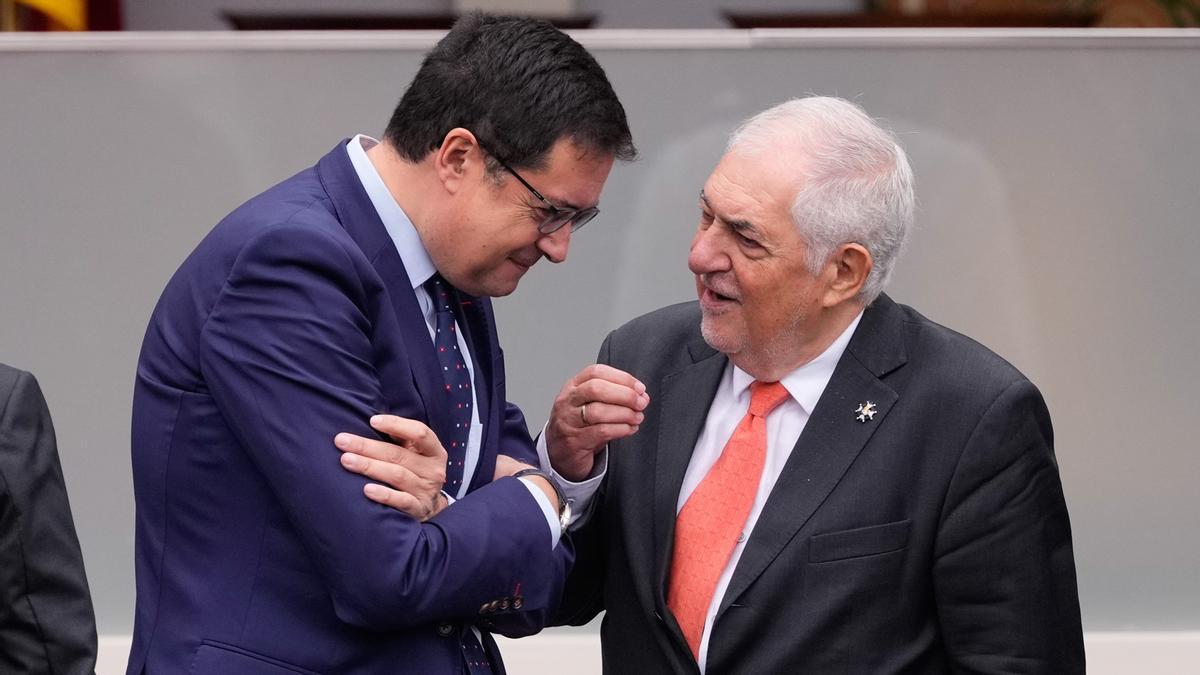 Políticos y autoridades esperan inicio desfile 12-O a pies de tribuna